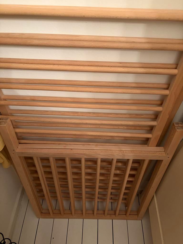 Houten ledikantje met matras, Ophalen, Zo goed als nieuw, Ledikant