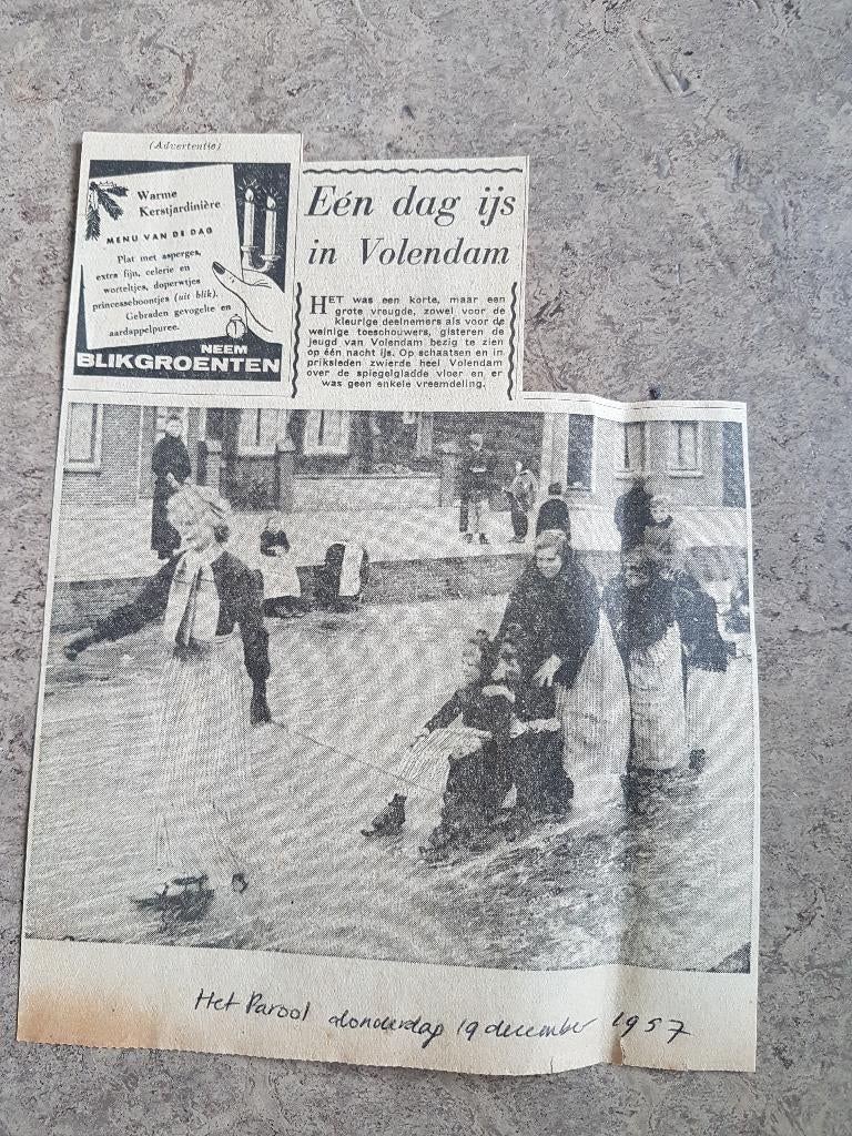 Sleeën in Volendam (1957), Ophalen of Verzenden, 1940 tot 1960, Knipsel(s)