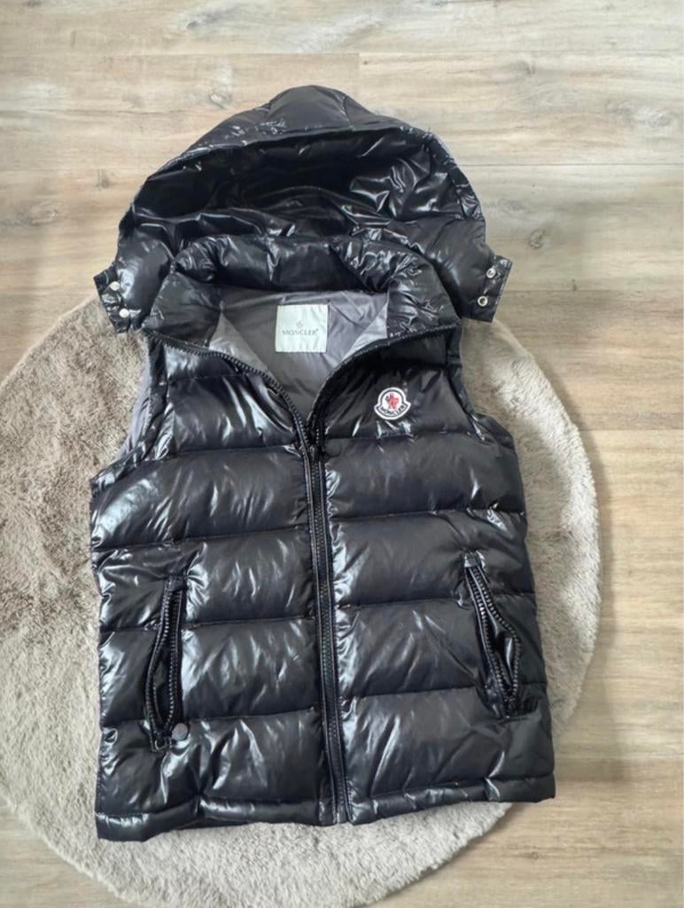 Moncler bodywarmer met capuchon, Kleding | Dames, Bodywarmers, Zo goed als nieuw, Maat 38/40 (M), Zwart, Verzenden