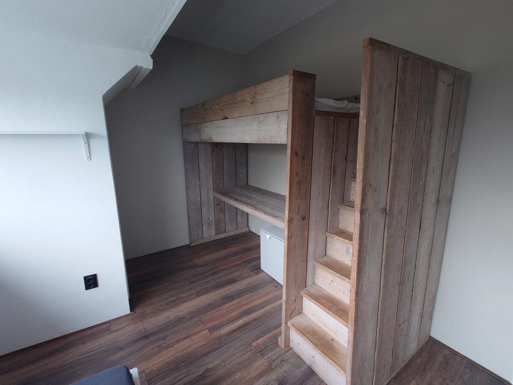Houten hoogslaper met bureau en trap, Ophalen, Gebruikt, Hoogslaper, Eenpersoons