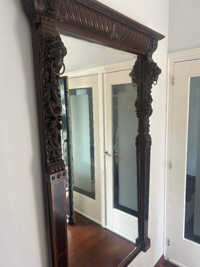 Antieke wandspiegel met houtsnijwerk – leeuwenkoppen, Huis en Inrichting, Woonaccessoires | Spiegels, Ophalen, Gebruikt, 100 tot 125 cm