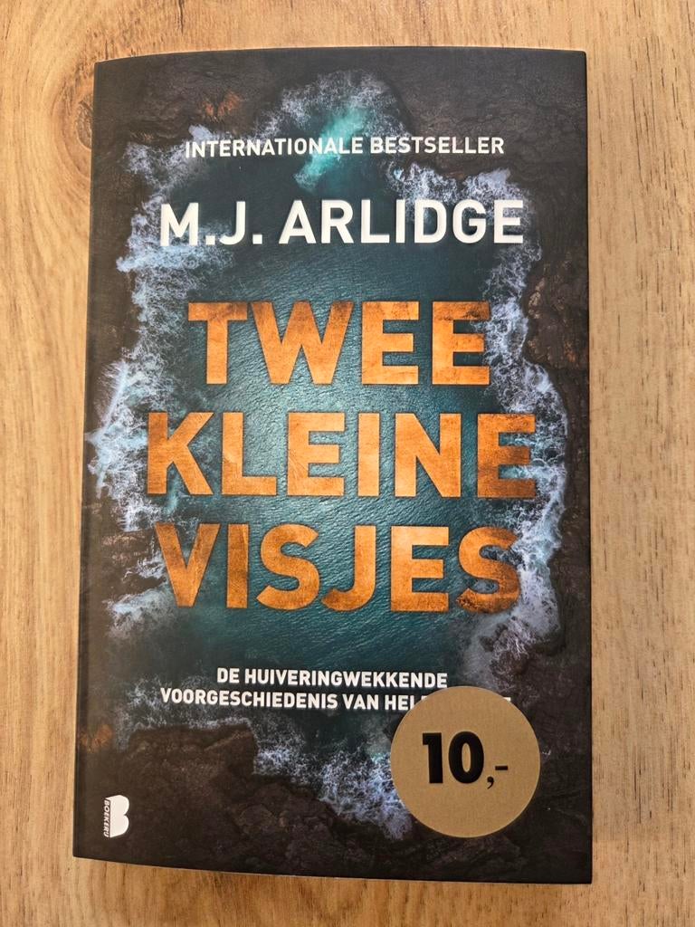 M.J. Arlidge - Twee kleine visjes, Boeken, Gelezen, Europa overig, Ophalen of Verzenden, M.J. Arlidge