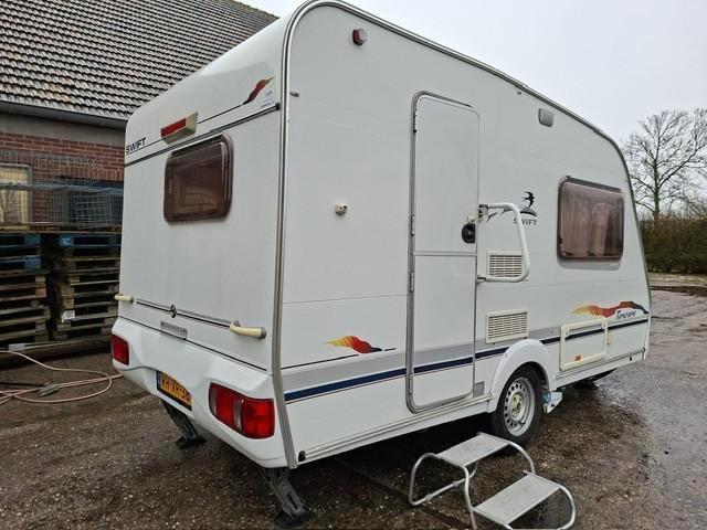 caravan, Caravans en Kamperen, Caravans, Particulier, tot en met 3, 750 - 1000 kg, Rondzit, Swift, 2 aparte bedden, 4 tot 5 meter