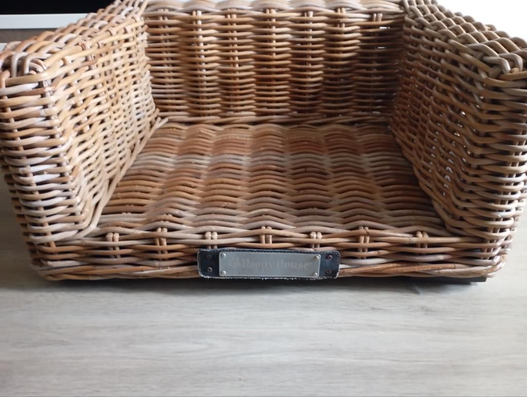 MOOIE HAPPY HOUSE ROTAN
HONDENMAND, Dieren en Toebehoren, Ophalen, Zo goed als nieuw, Riet