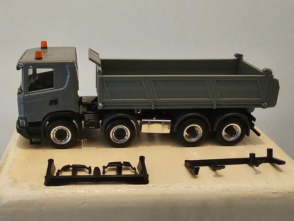 Herpa scania next gen GG XT 4 asser bouw kipper grijs, Hobby en Vrije tijd, Modelauto's | 1:87, Ophalen of Verzenden, Zo goed als nieuw