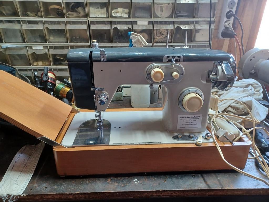 Vintage Naaimachine met koffer..., Hobby en Vrije tijd, Naaimachines en Toebehoren, Ophalen of Verzenden, Gebruikt, Naaimachine