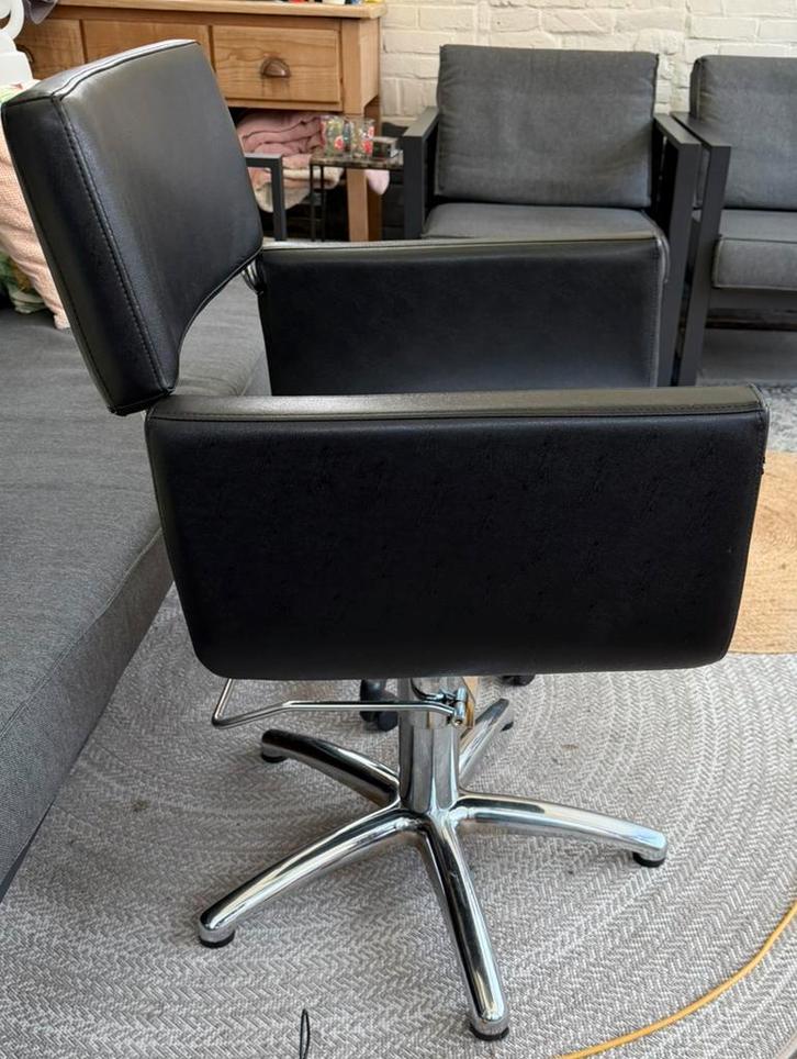 Kappersstoel en kruk.., Huis en Inrichting, Stoelen, Zo goed als nieuw, Eén, Overige materialen, Zwart, Ophalen