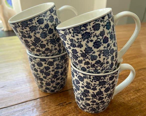 Set van 4 mokken “Laura Ashley” motief, Huis en Inrichting, Ophalen of Verzenden, Zo goed als nieuw, Overige stijlen, Kop(pen) en/of Schotel(s)