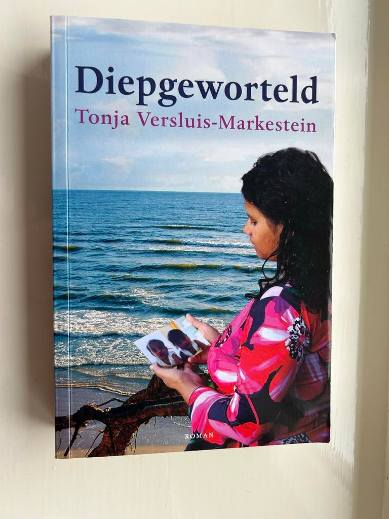 Diepgeworteld - Tonja Versluis-Markestein, Ophalen of Verzenden, Gelezen, Nederland