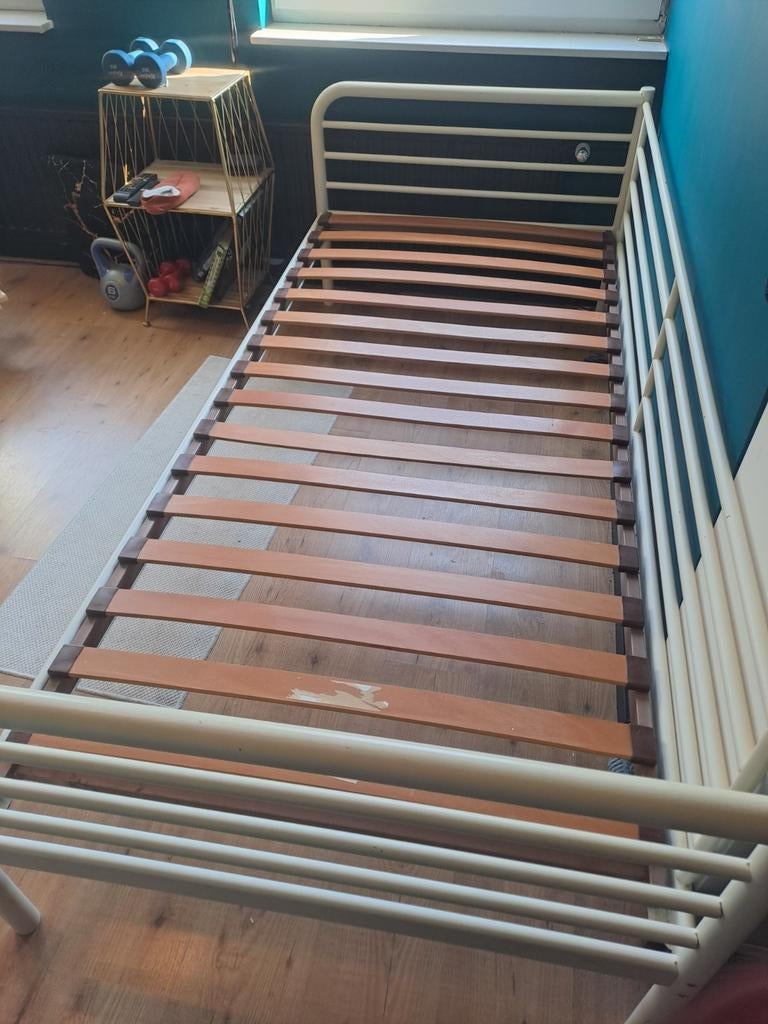 Eenpersoons wit metalen bed met lattenbodem, Huis en Inrichting, Slaapkamer | Bedden, Ophalen, Gebruikt, 90 cm, Eenpersoons