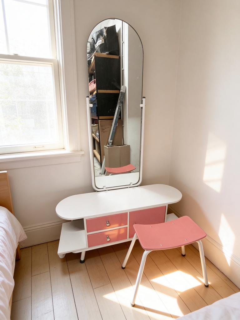 Vintage Kaptafel met Spiegel en Krukje - Roze Details, Huis en Inrichting, Tafels | Kaptafels, Ophalen, Gebruikt, 100 tot 150 cm