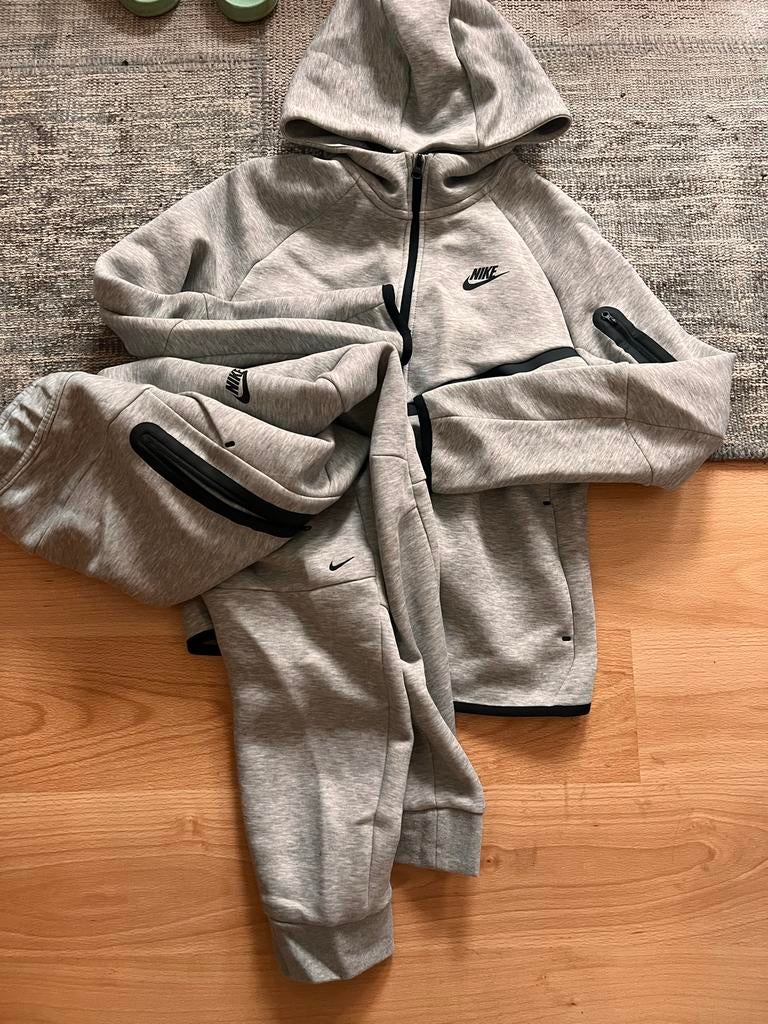 Nieuw Nike Tech Fleece Trainingspak - Maat XL (158-170 CM), Kinderen en Baby's, Kinderkleding | Maat 158, Ophalen of Verzenden