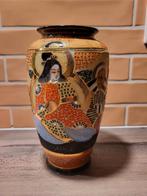 Antieke Japanse Satsuma Vaas met Gedetailleerde Figuren, Ophalen of Verzenden