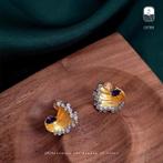 Elegante Gouden Oorbellen met Saffier en Diamantjes, Nieuw, Ophalen of Verzenden, Met edelsteen, Knopjes of Stekers