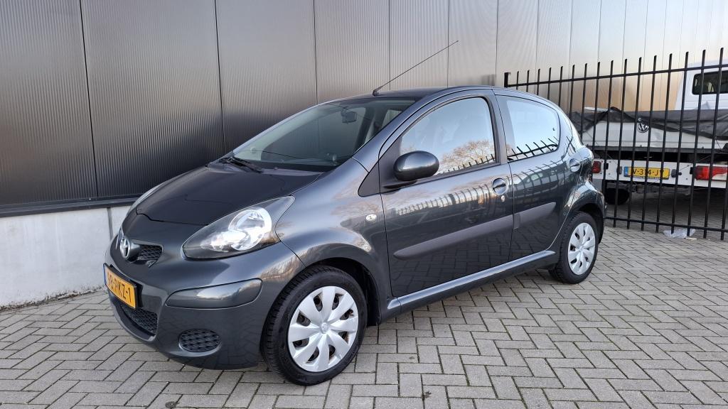 Toyota Aygo 1.0 Comfort Nav 1Eig Navi Airco Dealerondr NAP, Voorwielaandrijving, Euro 5, Gebruikt, Zwart