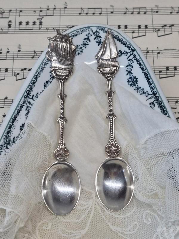 2 Scheepjes theelepeltjes van Douwe Egberts, Antiek en Kunst, Antiek | Bestek, Ophalen of Verzenden