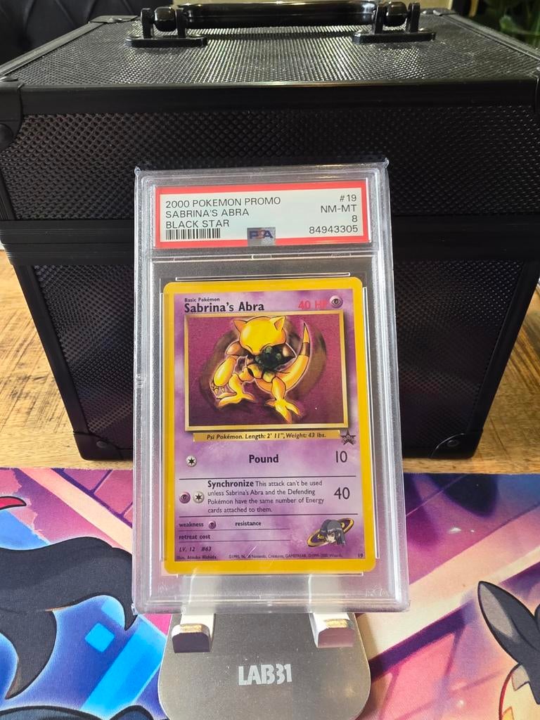 Sabrana's Abra promo PSA 8, Hobby en Vrije tijd, Verzamelkaartspellen | Yu-gi-Oh!, Ophalen of Verzenden, Zo goed als nieuw