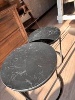 Set van 2 moderne bijzettafels met marmerlook, Minder dan 55 cm, Metaal of Aluminium, Rond, Zo goed als nieuw