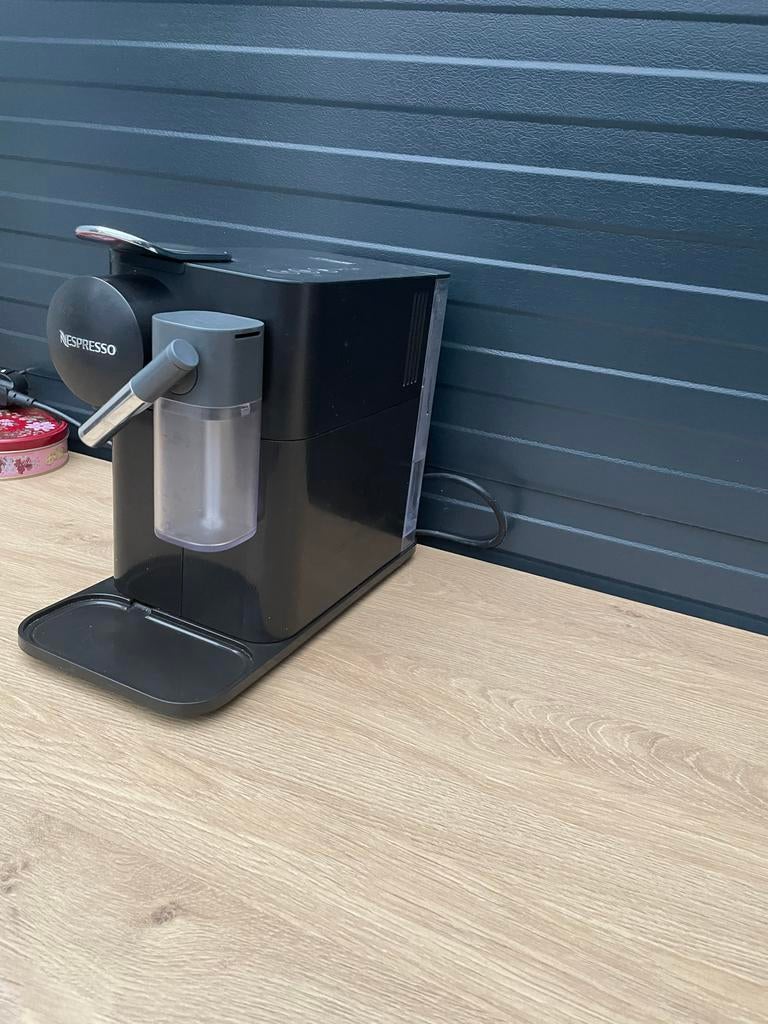 Nespresso koffiecupmachine met melkopschuimer, Ophalen, Espresso apparaat, Zo goed als nieuw, 1 kopje