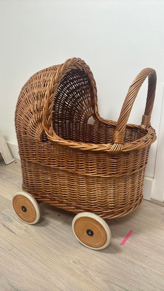 Rieten poppenwagentje, Kinderen en Baby's, Speelgoed | Poppen, Ophalen, Zo goed als nieuw, Babypop