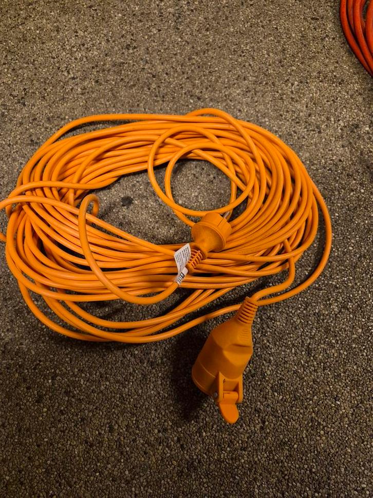 Oranje verlengkabel met stekker en stopcontact, Doe-het-zelf en Verbouw, Elektra en Kabels, Gebruikt, Kabel of Snoer, Ophalen of Verzenden
