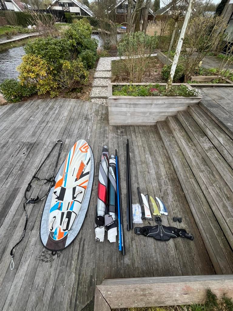 Fanatic Shark 135L complete windsurfset met 2 zeilen, Watersport en Boten, Windsurfen, Ophalen, Gebruikt, Complete set, Met draagtas