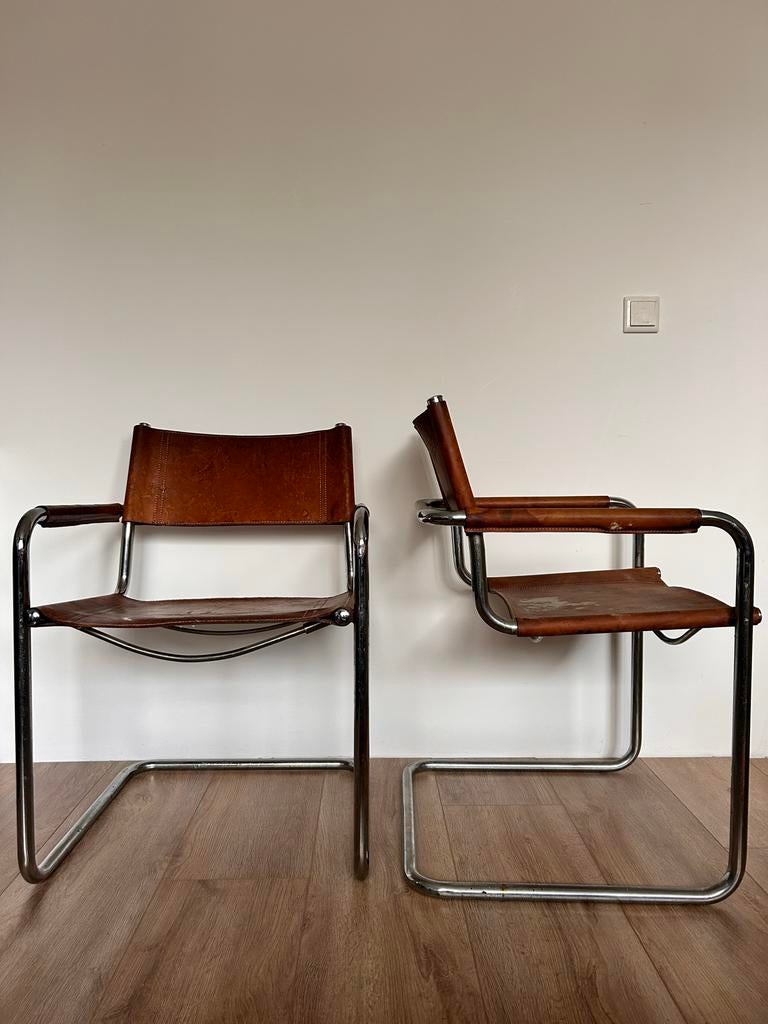 Twee stoelen met bruin leer en chromen frame, Ophalen