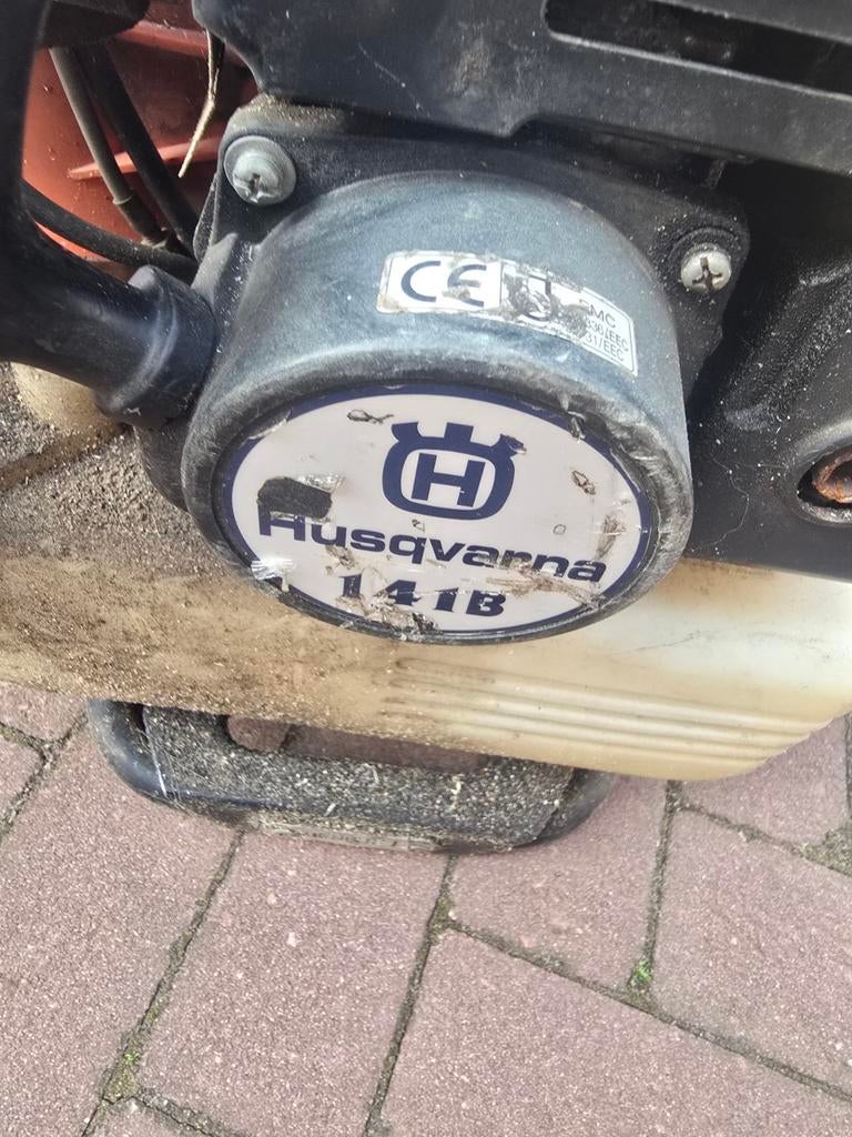 Goedwerkende Husqvarna 141B bladblazer, Tuin en Terras, Bladblazers, Ophalen, Benzine, Gebruikt, Ruggedragen