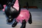 Zwart kunstleren chihuahua met roze kleertjes. Zgan, Kinderen en Baby's, Speelgoed | Knuffels en Pluche, Ophalen of Verzenden