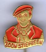 Zoon Stiefbeen rood op koper tv serie speldje ( S_209 ), Verzamelen, Verzenden, Nieuw, Figuurtje, Speldje of Pin