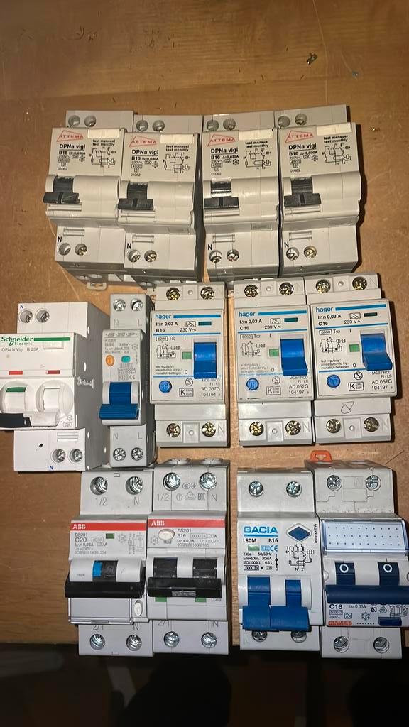 AARDLEKAUTOMAAT Hager Attema ABB GEWISS SCHNEIDER SEP GACIA, Hobby en Vrije tijd, Elektronica-componenten, Gebruikt, Ophalen of Verzenden