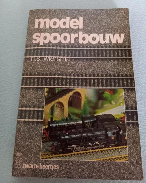 Uit 1983, Model spoorbouw , N.S. Wiersma, Hobby en Vrije tijd, Modeltreinen | H0, Boek, Tijdschrift of Catalogus, Gelijkstroom of Wisselstroom