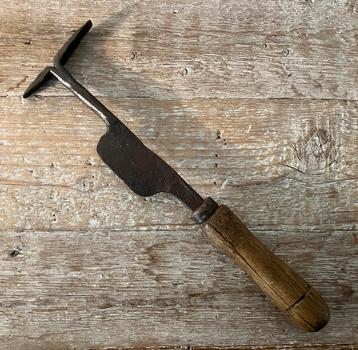 Antiek handgesmeed gereedschap beschikbaar voor biedingen