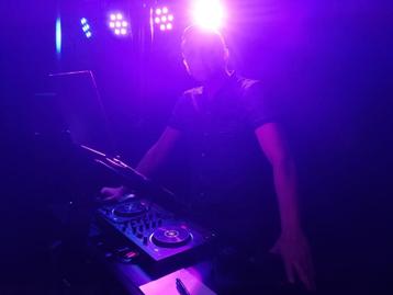 DJ - inclusief licht en geluid beschikbaar voor biedingen