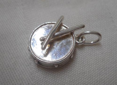 Zilveren hangertje trommel met drumsticks nr.1098, Sieraden, Tassen en Uiterlijk, Kettinghangers, Zo goed als nieuw, Zilver, Zilver