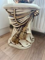 Decoratieve sokkel met draperie, Ophalen, Gebruikt