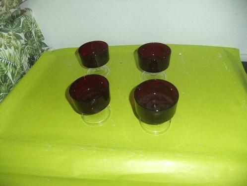 OPRUIMING! 4 GLAZEN IJSCOUPES SAMEN €2,50!, Huis en Inrichting, Keuken | Servies, Gebruikt, Glas of Glazen, Overige stijlen, Glas