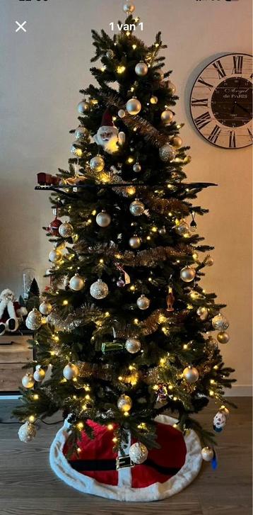 Kunstkerstboom 2,30 meter inclusief dimbare lampjes beschikbaar voor biedingen