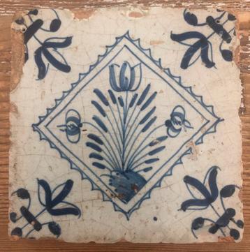 Oude kwadraat tegel blauw wit met tulp beschikbaar voor biedingen