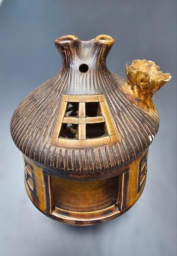 Windlicht van steengoed met zoutglazuur beschikbaar voor biedingen