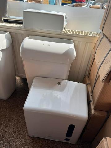 Badkamer set, zeepdispenser, handdoek rol, wc rol houder beschikbaar voor biedingen