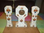 Porseleinen klok met 2 vazen in zeer goede staat, Antiek en Kunst, Antiek | Klokken, Ophalen of Verzenden