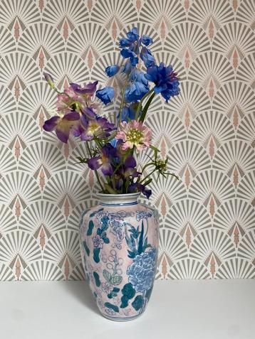 Vintage vaas met Chinese look beschikbaar voor biedingen