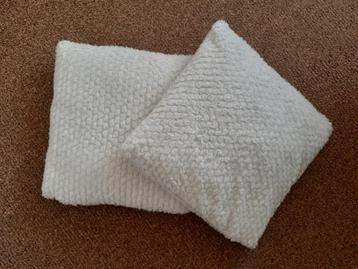 2 witte harige kussen  3 rib kussens - 40 cm x 40 cm  beschikbaar voor biedingen