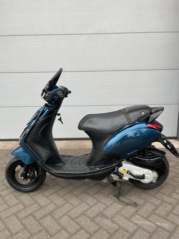 Piaggio zip 4 takt 50cc Metallic Blue Full Option Alpha led beschikbaar voor biedingen