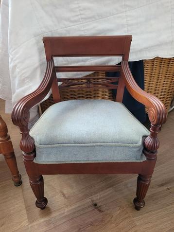 Antieke houten stoel met armleuningen beschikbaar voor biedingen