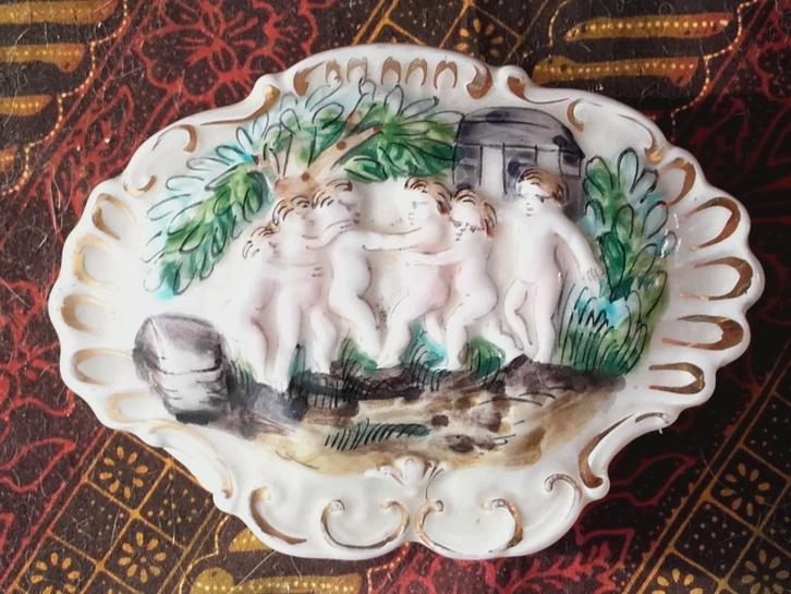 Mooi oud porselein doosje uit Italië met putti's 14,5 cm., Antiek en Kunst, Antiek | Porselein, Ophalen of Verzenden