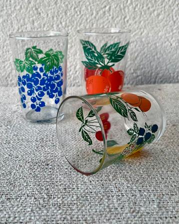 Vintage waterglazen fruitmotief retro beschikbaar voor biedingen