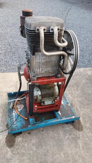 Compressorpomp met elektrische motor en klein expansievat. beschikbaar voor biedingen