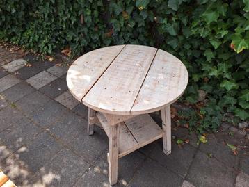 Ronde bijzettafel in whitewash beschikbaar voor biedingen